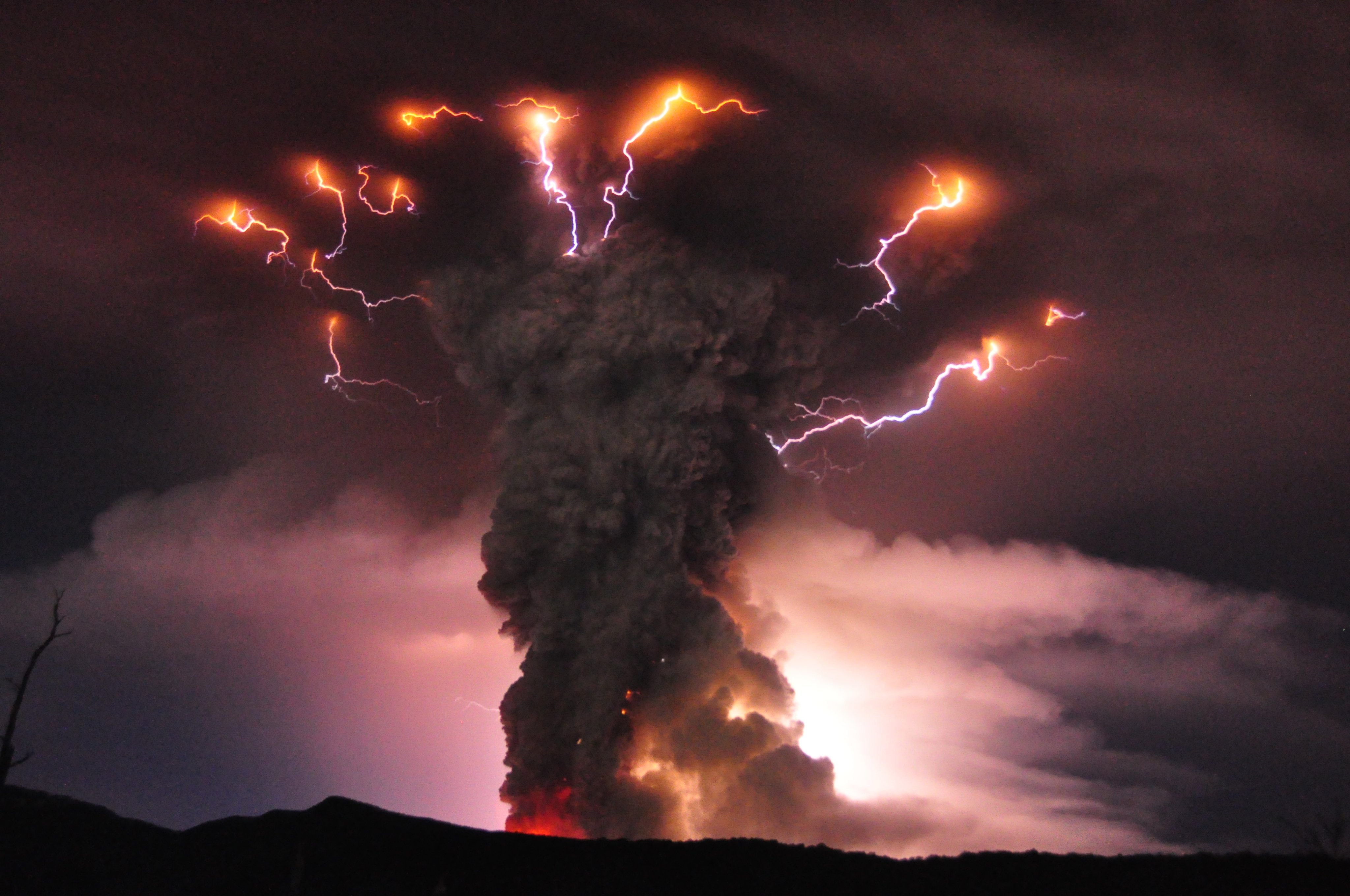 Торнадо электрический. Вулкан Пуйеуэ Чили. Извержение вулкана Пуйеуэ 2011. Извержение вулкана в Чили Пуйеуэ. Франциско Негрони гроза вулкан.